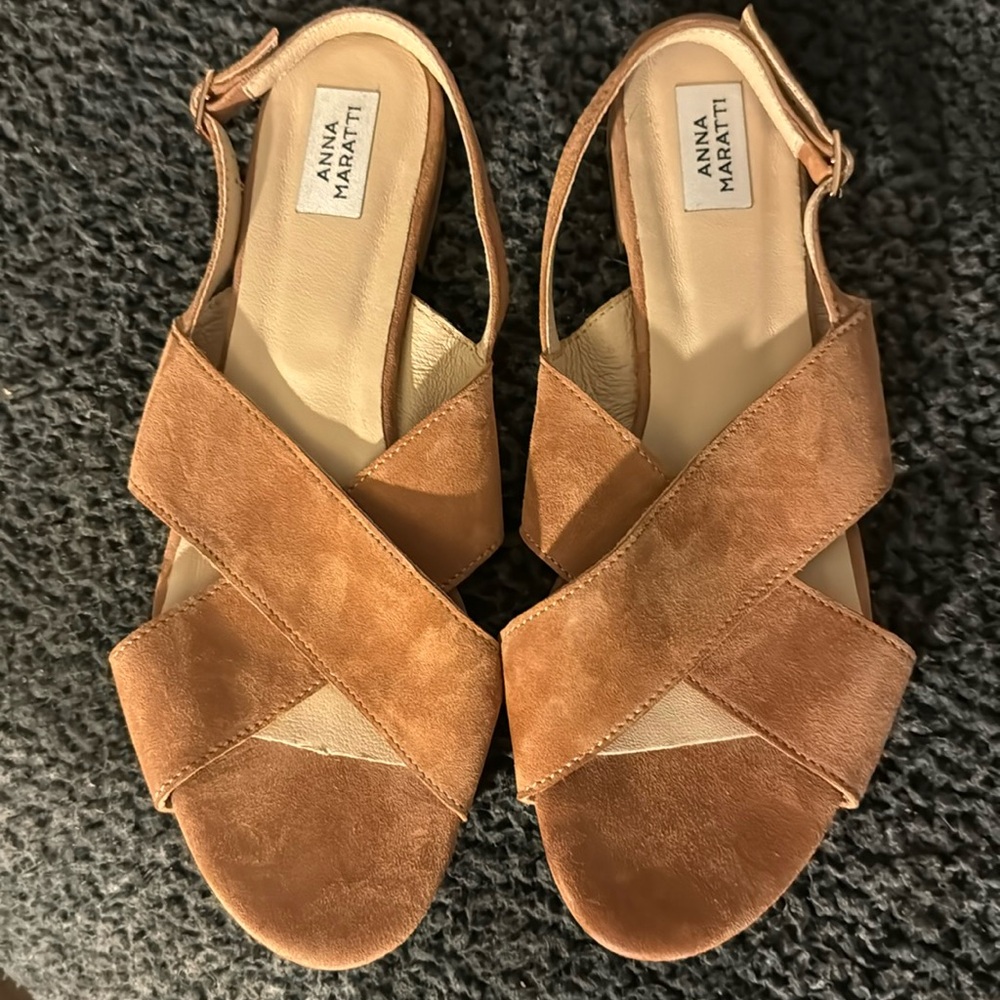 Anna Moretti tan sandal with diamond charm at buckle size 41/ 10Us